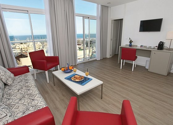 Hotel Alay - Wohnbeispiel Juniorsuite seitlicher Meerblick (Zimmercodierung JBN)