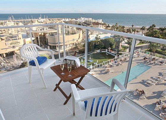 Hotel Alay - Balkonbeispiel Juniorsuite seitlicher Meerblick (Zimmercodierung JBN)