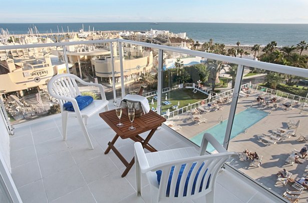 Hotel Alay - Balkonbeispiel Juniorsuite seitlicher Meerblick (Zimmercodierung JBN)