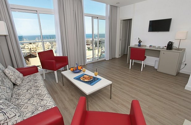 Hotel Alay - Wohnbeispiel Juniorsuite seitlicher Meerblick (Zimmercodierung JBN)