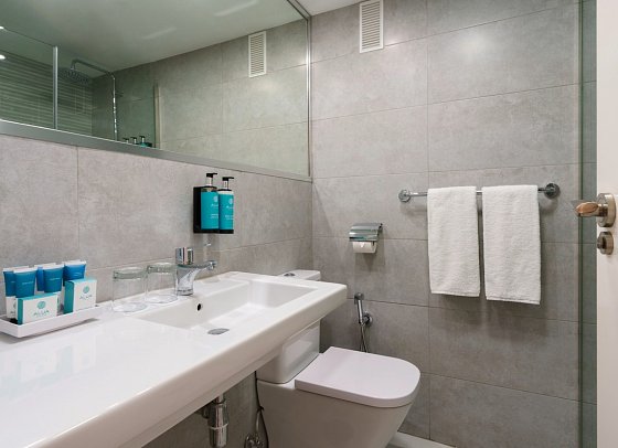 Hotel Costa Málaga by Pierre & Vacances (adults recommended) - Badbeispiel Doppelzimmer (Zimmercodierungen DB1, D1P, D1M, DS1 & JB1)