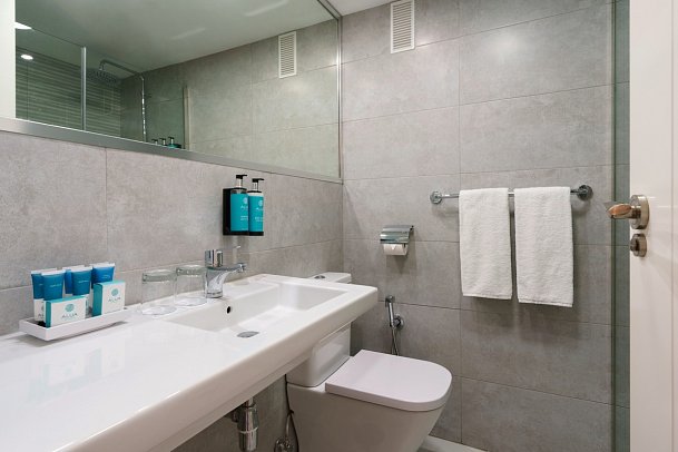 Hotel Costa Málaga by Pierre & Vacances (adults recommended) - Badbeispiel Doppelzimmer (Zimmercodierungen DB1, D1P, D1M, DS1 & JB1)