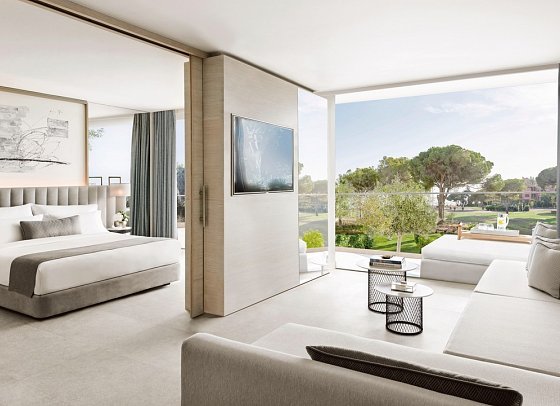 Ikos Andalusia - Wohnbeispiel Suite 1 Schlafzimmer seitl. Meerblick (Zimmercodierungen W1N & WBC)