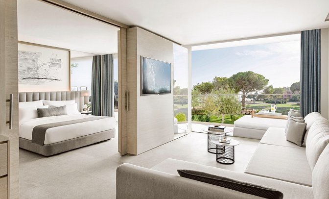 Ikos Andalusia - Wohnbeispiel Suite 1 Schlafzimmer seitl. Meerblick (Zimmercodierungen W1N & WBC)