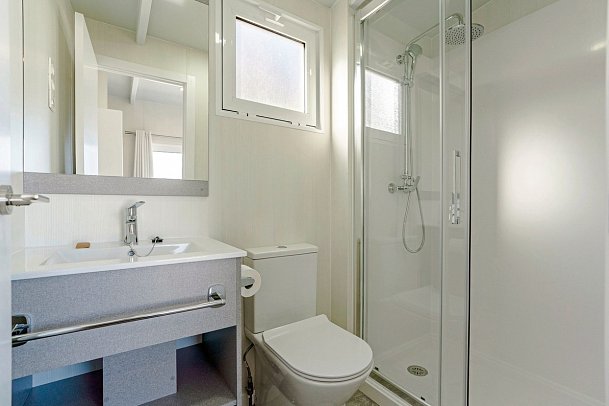 Costa del Sol Glamping Village - Badbeispiel Bungalow Leo (Zimmercodierungen BF2 & BFM)