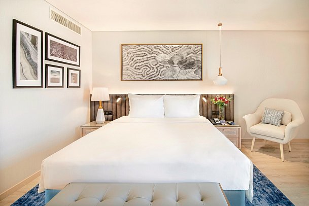 Radisson Blu Hotel & Resort Abu Dhabi Corniche - Wohnbeispiel Premium Room Sea View (Zimmercodierungen DMM & UP2)