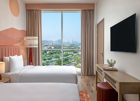 Pulse Yas World Resort - Wohnbeispiel 1 Queen 2 Twin Premium Family Suite Plaza View Theme Park Access (Zimmercodierung WI3)