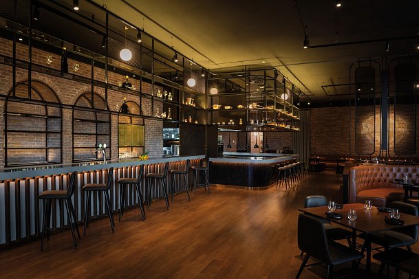 THE WB™ ABU DHABI, CURIO COLLECTION BY HILTON™ - Restaurant The Director's Club