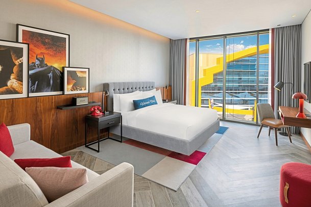 THE WB™ ABU DHABI, CURIO COLLECTION BY HILTON™ - Wohnbeispiel King Artist Room with Pool View & Yas Theme Parks Access (Zimmercodierung D1P)