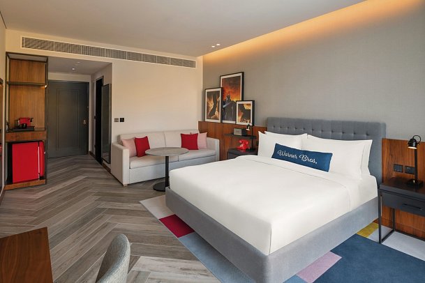 THE WB™ ABU DHABI, CURIO COLLECTION BY HILTON™ - Wohnbeispiel The WB Family Connecting Room with Yas Island Theme Park Acces (Zimmercodierung FV1)