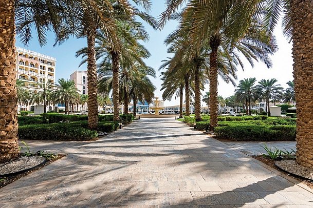 The Ritz-Carlton Abu Dhabi, Grand Canal