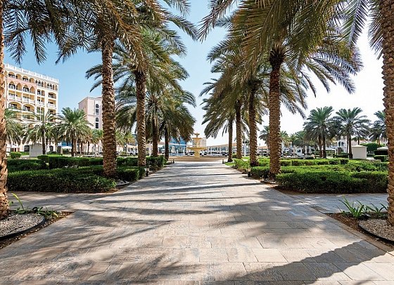 The Ritz-Carlton Abu Dhabi, Grand Canal