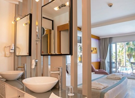 Flora Garden Beach - Wohnbeispiel Swim Up Zimmer Meerblick (Zimmercodierung U1Q)