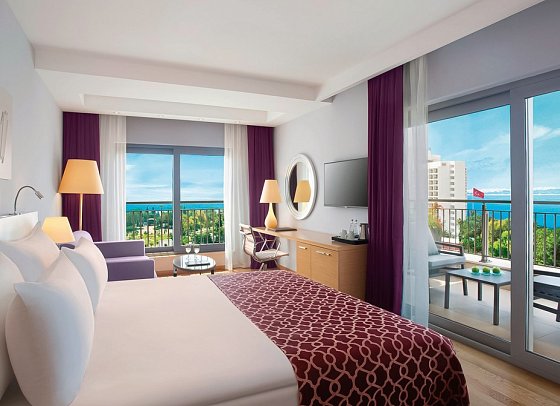 Akra V - Wohnbeispiel Suite Casual Meerblick mit Balkon (Zimmercodierung WBM)