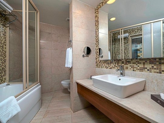 Melas Lara Hotel - Beispiel Bad Doppelzimmer Economy seitl. Meerblick (Zimmercodierung DEN)