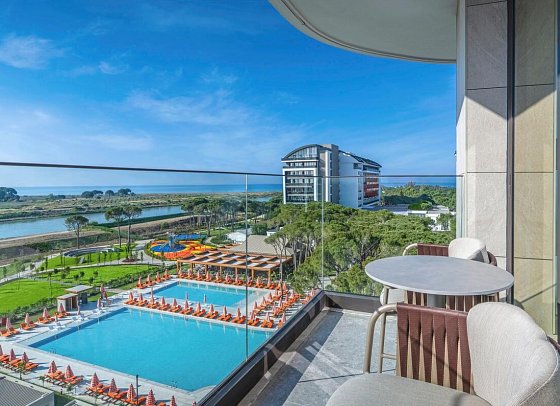 Trendy Perge Resort & Suites - Beispiel Balkon Juniorsuite Meerseite (Zimmercodierung JBC)