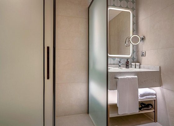 Trendy Perge Resort & Suites - Beispiel Bad Juniorsuite Gartenblick (Zimmercodierung JBG)