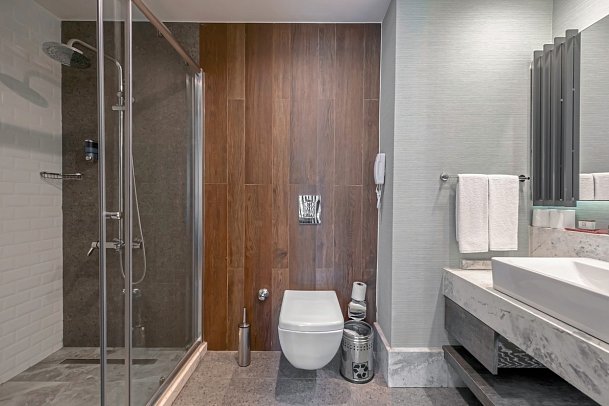 Fame Residence Lara & Spa - Beispiel Bad Familienzimmer Duplex Gartenblick (Zimmercodierung MBG)