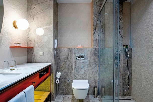 Fame Residence Lara & Spa - Beispiel Bad Doppelzimmer seitl. Meerblick (Zimmercodierungen DBN & DCN)