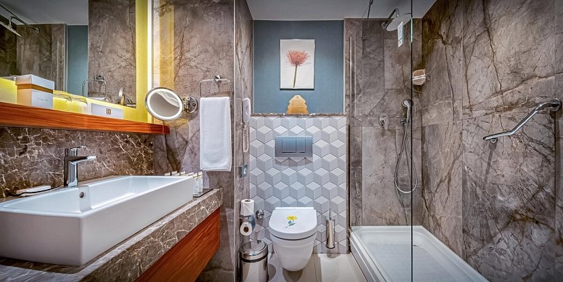 Baia Lara - Beispiel Bad Doppelzimmer Landblick (Zimmercodierungen DBL & DCL)