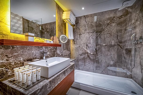 Baia Lara - Beispiel Bad Familienzimmer Landblick (Zimmercodierung FBL)