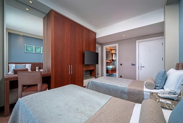 Baia Lara - Wohnbeispiel Familienzimmer Meerblick (Zimmercodierung FBM)