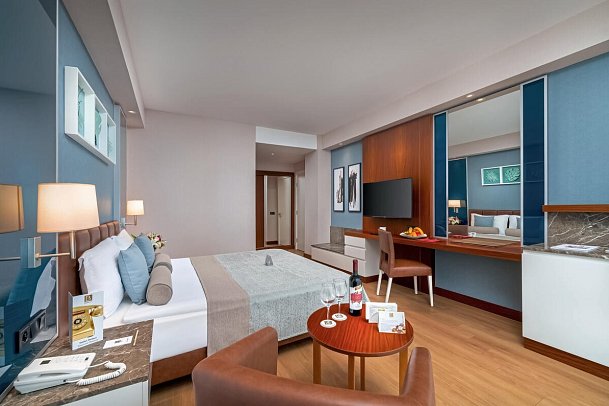 Baia Lara - Wohnbeispiel Familienzimmer Deluxe Meerblick (Zimmercodierung FDM)