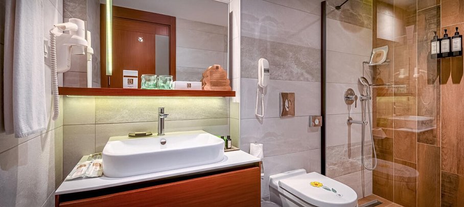 Baia Lara - Beispiel Bad Familienzimmer Lake House (Zimmercodierung FB1)