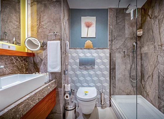 Baia Lara - Beispiel Bad Doppelzimmer Landblick (Zimmercodierungen DBL & DCL)
