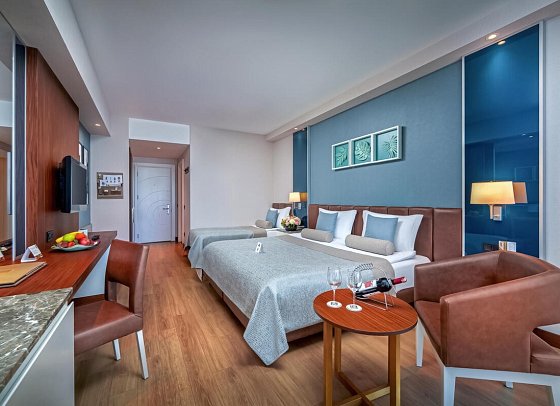 Baia Lara - Wohnbeispiel Doppelzimmer seitlicher Meerblick (Zimmercodierungen DBN & DCN)