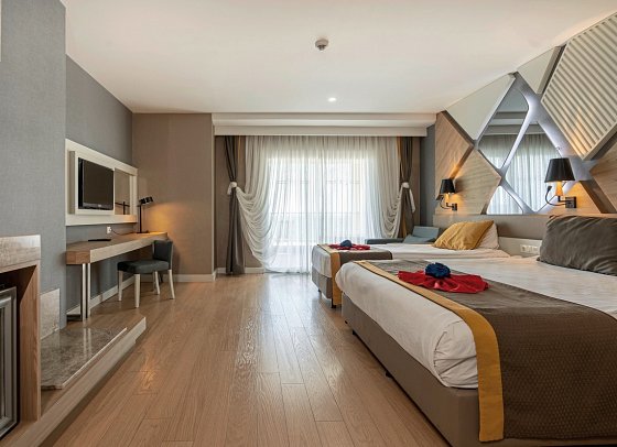 Saturn Palace - Wohnbeispiel Doppelzimmer Superior Jacuzzi auf der Terrasse
