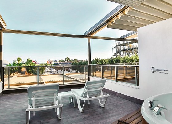 Saturn Palace - Wohnbeispiel Superior-Jacuzzi-Zimmer (Zimmercodierung DSM)