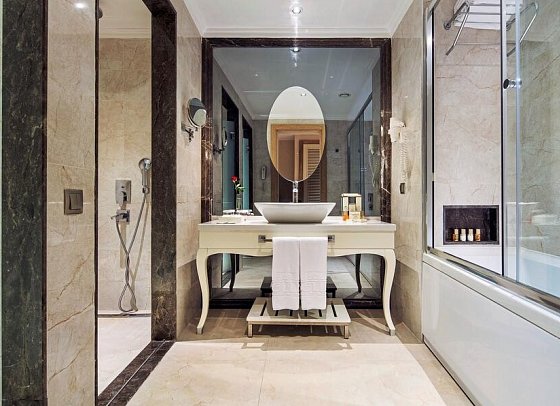 Bellis Deluxe Hotel - Beispiel Bad Jasmin Poolblick Zimmer (Zimmercodierung U2P)