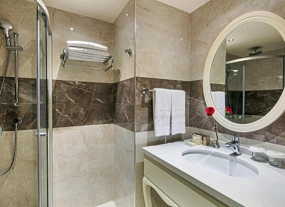Bellis Deluxe Hotel - Beispiel Bad DZ Camelia Garten (Zimmercodierung D2G)