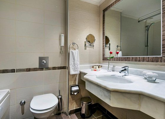 Bellis Deluxe Hotel - Beispiel Bad Familienzimmer (Zimmercodierungen FB2 & F2N)