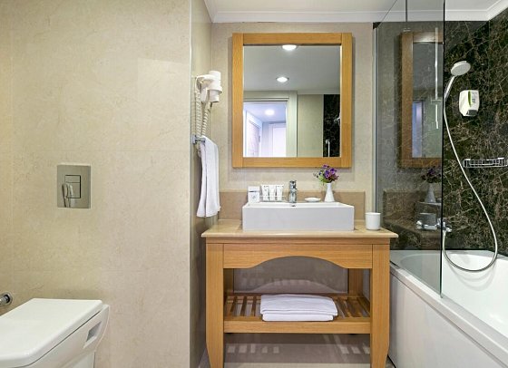 Limak Arcadia Sport Resort - Beispiel Bad Doppelzimmer Economy (Zimmercodierung DE1)