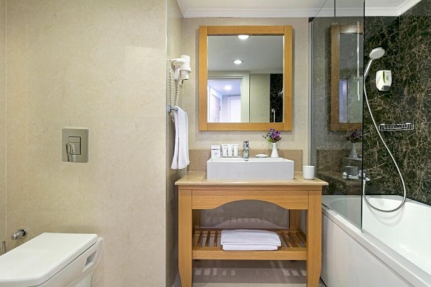 Limak Arcadia Sport Resort - Beispiel Bad Doppelzimmer Economy (Zimmercodierung DE1)