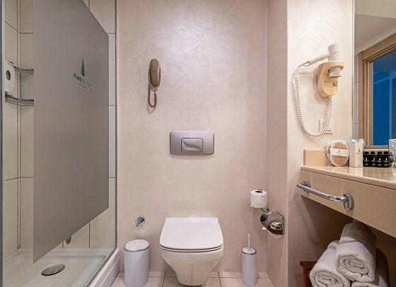 Pine Beach Belek - Beispiel Bad Doppelzimmer Gartenblick (Zimmercodierung DBG)