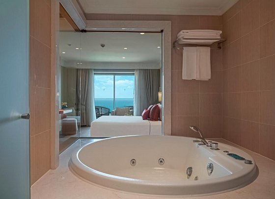 Ela Excellence Resort - Doppelzimmer Superior Meerblick mit Jacuzzi (Zimmercodierung DS4)