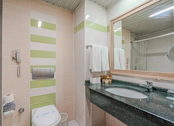 Süral Resort - Beispiel Bad Familienzimmer (Zimmercodierungen FBN & F2N)