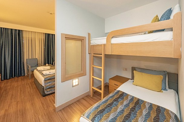 Sunis Hotel Kumköy Beach Resort - Wohnbeispiel Familienzimmer Hauptgebäude Etagenbett (Zimmercodierung FBU)