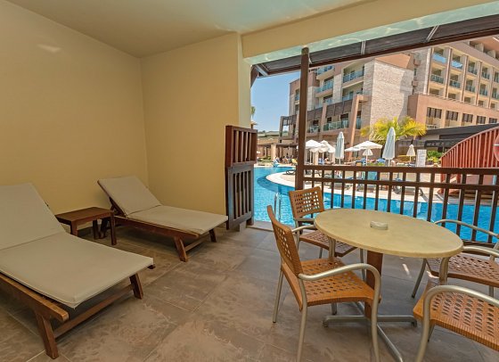 Sunis Hotel Kumköy Beach Resort - Beispiel Terrasse Familienzimmer Lake House Poolzugang (Zimmercodierung FBD)