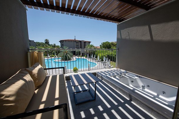 Barut Hemera - Wohnbeispiel Doppelzimmer Deluxe mit Jacuzzi (Zimmercodierung DD1)