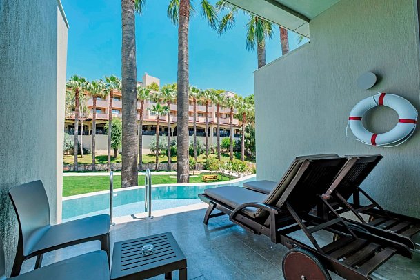 Club Melas Prive - Beispiel Terrasse Doppelzimmer Superior Swim-Up (Zimmercodierung DSQ)
