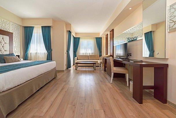 Kamelya Selin Hotel - Wohnbeispiel Familienzimmer Terrasse (Zimmercodierungen FB1 & FB3)