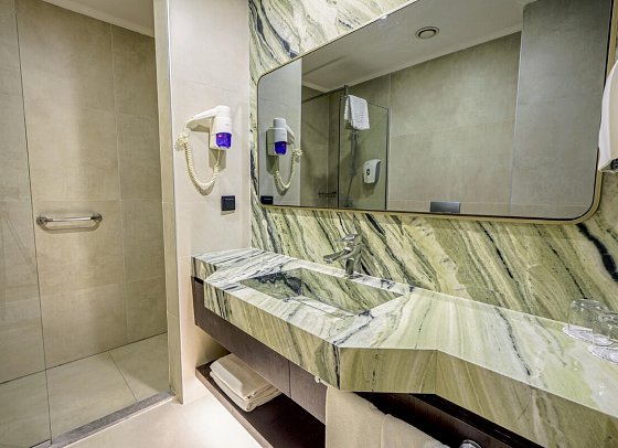 Orange Palace - Beispiel Bad Doppelzimmer Economy (Zimmercodierung DE1)