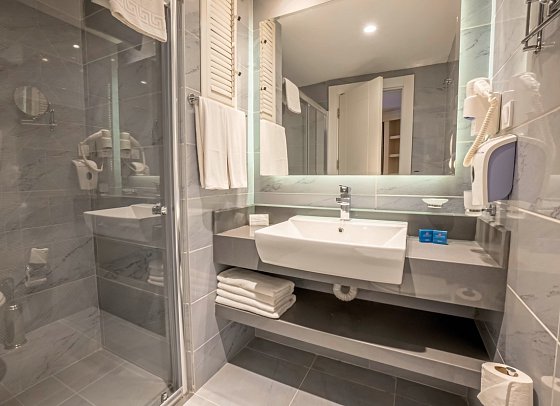 Sunmelia Beach Resort & Spa - Beispiel Bad (Zimmercodierungen DEL, DSL, DC1, DSN, DC2, DM, DC3, DS1, DS2, DS3 & WB1)
