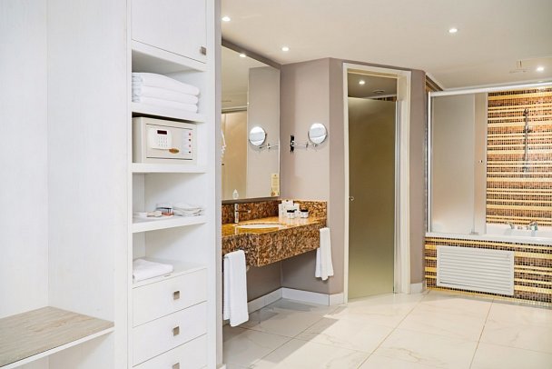 Royal Taj Mahal - Beispiel Bad Juniorsuite Meerblick (Zimmercodierung JBM)