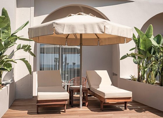 Adalya Bliss - Adults Only - Beispiel Terrasse Doppelzimmer Garden Up Meerblick (Zimmercodierung DBM)