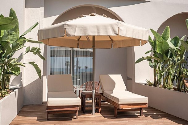 Adalya Bliss - Adults Only - Beispiel Terrasse Doppelzimmer Garden Up Meerblick (Zimmercodierung DBM)